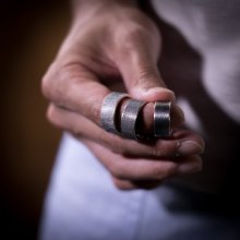 着用画像1: ナバホ族 Jacob D. Morgan 3/8" 12ga テクスチャー/スタンプ バンド リング 13.5号