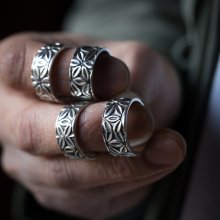 着用画像2: ナバホ族 Lyle Secatero 3/8" フラワー スタンプ リング