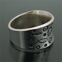 着用画像1: ナバホ族 Norbert Peshlakai  スタンプワーク フィッシュ オーシャン リング 18号