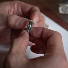 着用画像1: ナバホ族 Pat Bedonie 1/4" SS チゼル リング