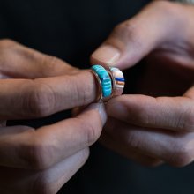 着用画像1: ナバホ族 Veronica Benally マルチストーン コーンロー インレイ リング 6号
