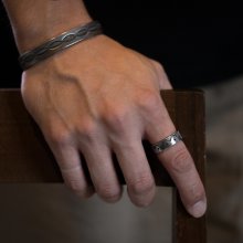 着用画像1: ナバホ族 Jacob D. Morgan 11ga クラウン ハンドスタンプ バンド リング 19号