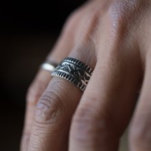 着用画像2: ナバホ族 Lyle Secatero 3/8" ライトニング リング 17号