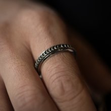 着用画像3: ナバホ族 Lyle Secatero #4ハーフラウンド ウォーター リング 23号