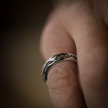 着用画像2: ナバホ族 Lyle Secatero #4ハーフラウンド ライトニング リング 14号