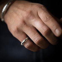 着用画像3: ナバホ族 Lyle Secatero #4ハーフラウンド ライトニング リング 14号