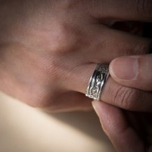 着用画像2: ナバホ族 Tanya Mace 3/8" SS スタンプ リング