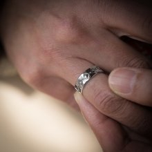 着用画像2: ナバホ族 Tanya Mace 1/4" SS スタンプ リング