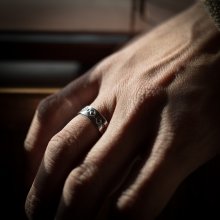 着用画像3: ナバホ族 Tanya Mace 1/4" SS スタンプ リング