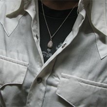 着用画像3: ナバホ族 ピンクシェル ティアドロップ ネックレス