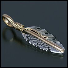 着用画像1: ナバホ族 Harvey Mace イーグルフェザー 12KGF ペンダント XS