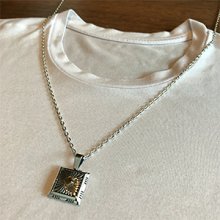 着用画像3: ナバホ族 Howard Nelson 14K サンバースト スクエア ボックス ペンダント