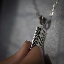 着用画像2: ナバホ族 Lyle Secatero ダイヤモンド/フェザー スクエア ペンダント