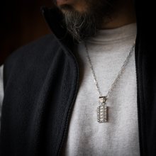 着用画像3: ナバホ族 Lyle Secatero ダイヤモンド/フェザー スクエア ペンダント