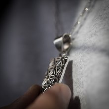 着用画像1: ナバホ族 Lyle Secatero フラワー スクエア ペンダント