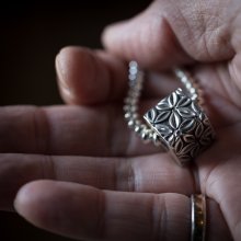 着用画像1: ナバホ族 Lyle Secatero フラワー キューブ ペンダント