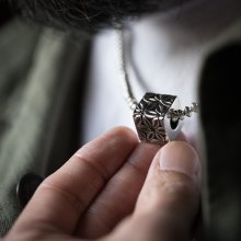 着用画像2: ナバホ族 Lyle Secatero フラワー キューブ ペンダント