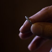 着用画像1: 【サイズ展開あり】トライアングル ナロー シルバー925 リング 鏡面仕上げ