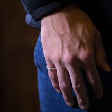 着用画像3: 【サイズ展開あり】トライアングル ナロー シルバー925 リング 鏡面仕上げ