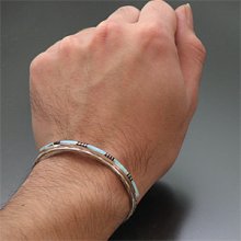 着用画像3: ズニ族 オパール＆ジェット チャンネルインレイ バングル