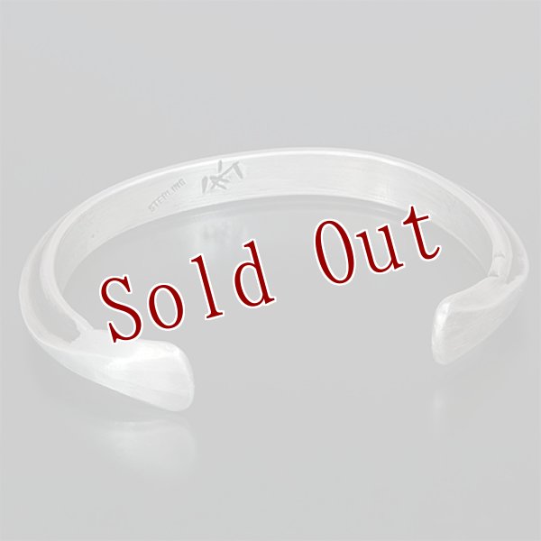 画像4: ブラックフット族 James Faks トライアングルワイヤー チェイシング ナロー バングル (4)