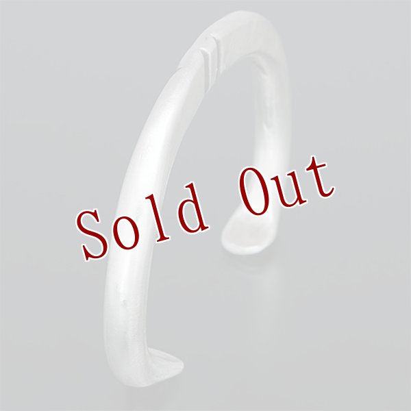 画像2: ブラックフット族 James Faks ラウンドワイヤー チェイシング バングル 5 3/4 (2)