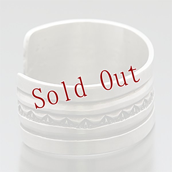 画像2: ブラックフット族 James Faks 1” チェイシング スタンプ バングル (2)