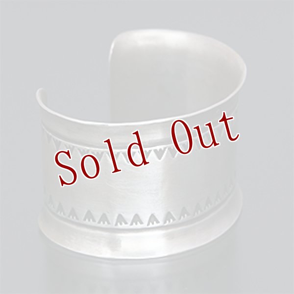 画像2: ブラックフット族 James Faks 1 1/2" スタンプ カーブ バングル (2)