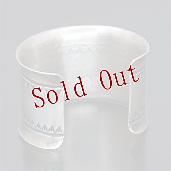 画像3: ブラックフット族 James Faks 1 1/2" スタンプ カーブ バングル (3)