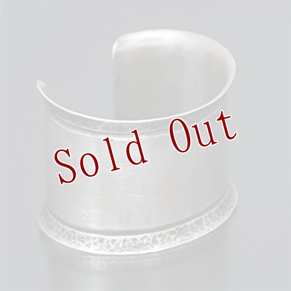 画像2: ブラックフット族 James Faks 1 1/2" プレーン カーブ バングル (2)