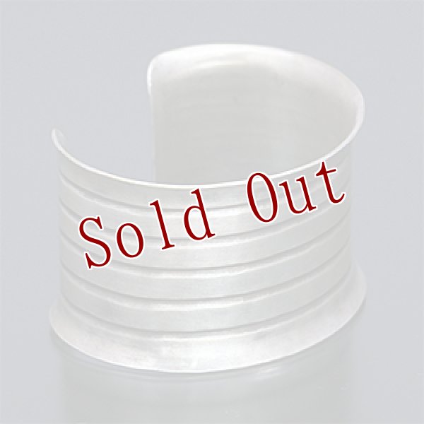 画像2: ブラックフット族 James Faks 1 1/2" 5ライン カーブ バングル (2)