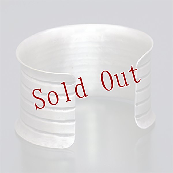 画像3: ブラックフット族 James Faks 1 1/2" 5ライン カーブ バングル (3)