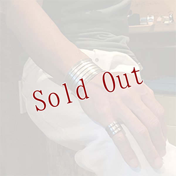 画像4: ブラックフット族 James Faks 1 1/2" 5ライン カーブ バングル (4)