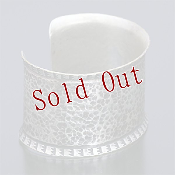 画像2: ブラックフット族 James Faks 1 1/2" スタンプ カーブ バングル (2)