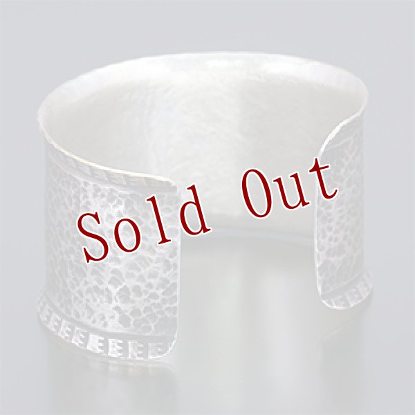 画像3: ブラックフット族 James Faks 1 1/2" スタンプ カーブ バングル (3)