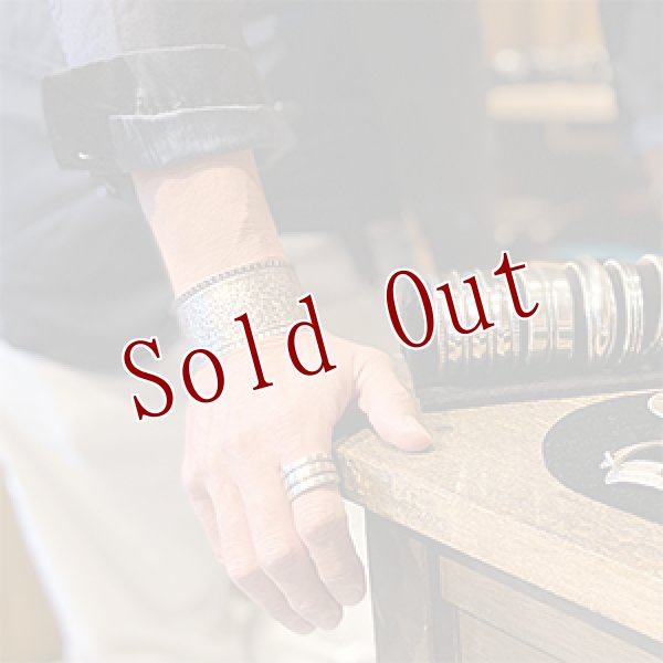 画像4: ブラックフット族 James Faks 1 1/2" スタンプ カーブ バングル (4)