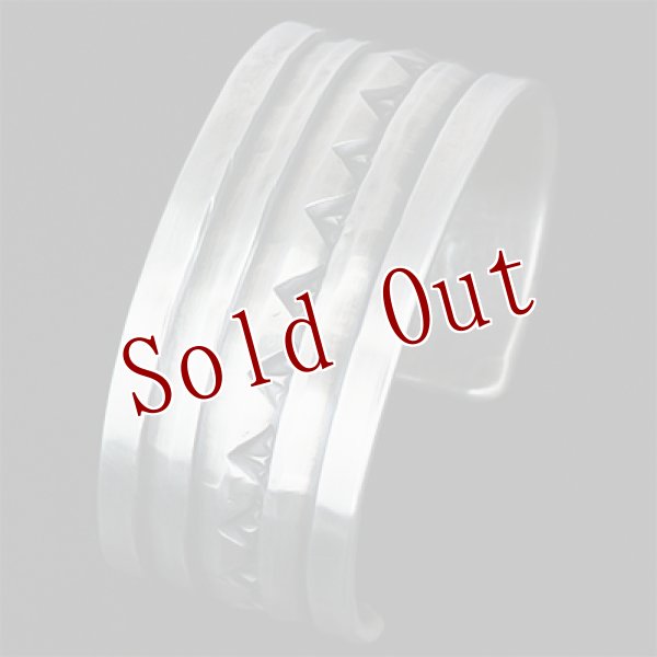 画像2: ブラックフット族 James Faks 1” チェイシング スタンプ バングル (2)