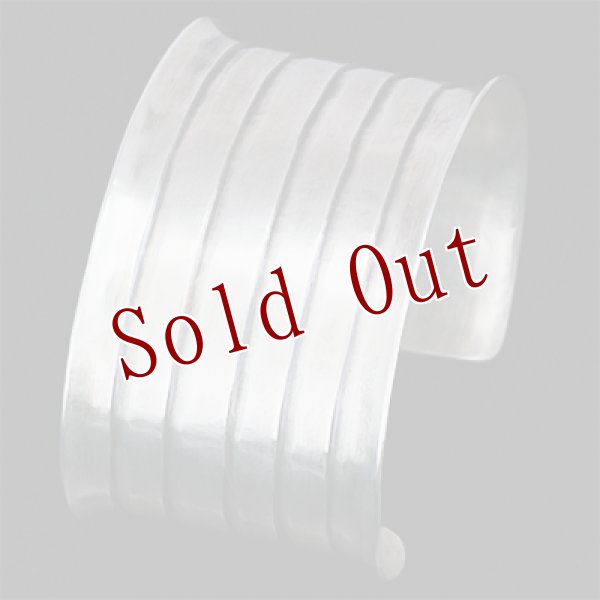 画像2: ブラックフット族 James Faks 1 1/2" 5ライン カーブ バングル (2)