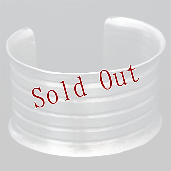 画像3: ブラックフット族 James Faks 1 1/2" 5ライン カーブ バングル (3)