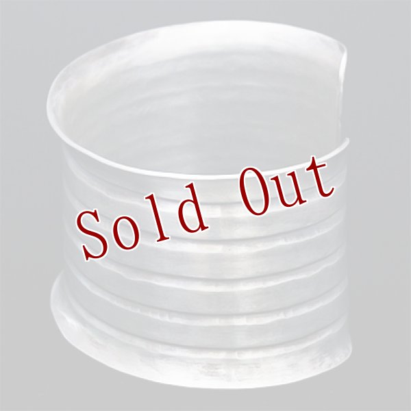 画像4: ブラックフット族 James Faks 1 1/2" 5ライン カーブ バングル (4)