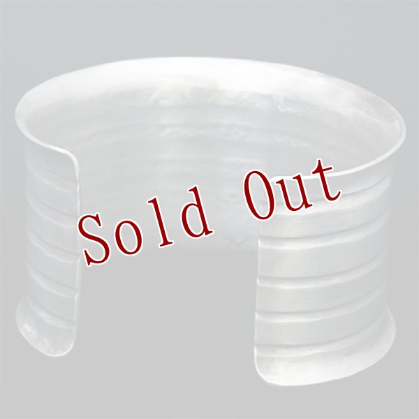 画像6: ブラックフット族 James Faks 1 1/2" 5ライン カーブ バングル (6)