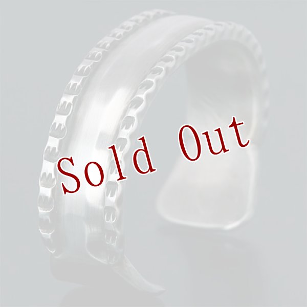 画像2: ブラックフット族 James Faks #1フラットワイヤー チェイシング スタンプ バングル (2)