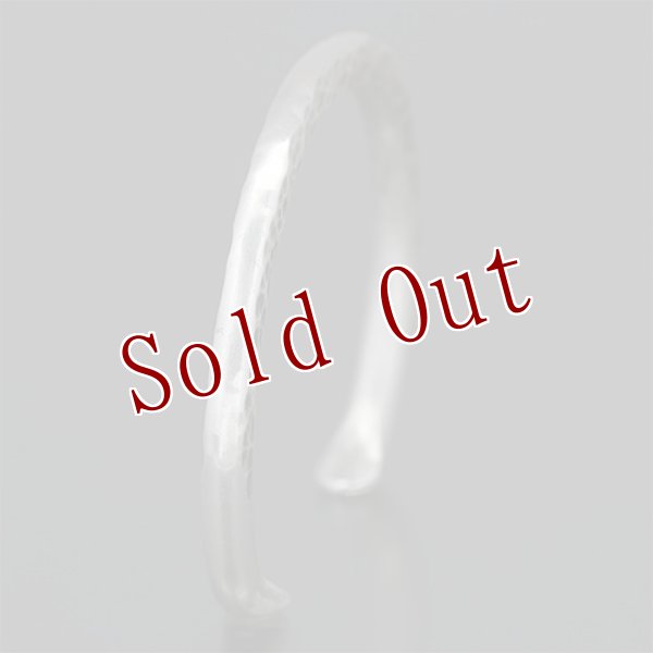 画像2: ブラックフット族 James Faks ラウンドワイヤー パウンディング バングル 5 1/2 (2)