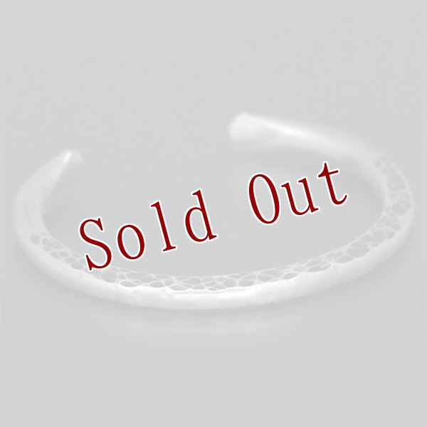 画像3: ブラックフット族 James Faks ラウンドワイヤー パウンディング バングル 5 1/2 (3)