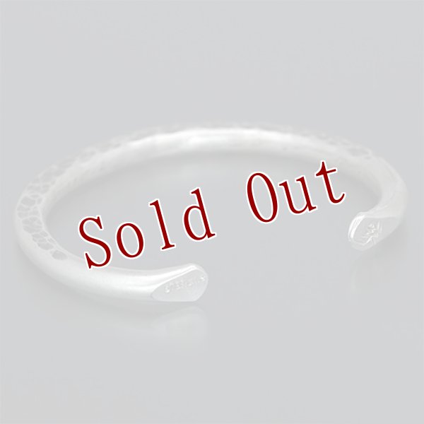 画像4: ブラックフット族 James Faks ラウンドワイヤー パウンディング バングル 5 1/2 (4)