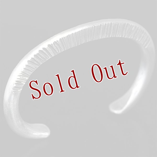 画像2: ブラックフット族 James Faks ラウンドワイヤー チェイシング バングル (2)