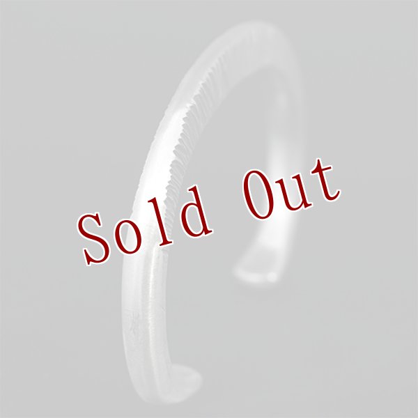 画像3: ブラックフット族 James Faks ラウンドワイヤー チェイシング バングル (3)