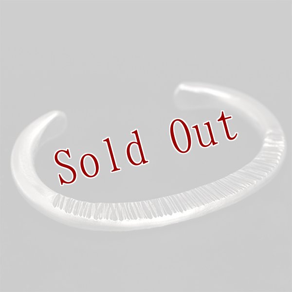 画像4: ブラックフット族 James Faks ラウンドワイヤー チェイシング バングル (4)