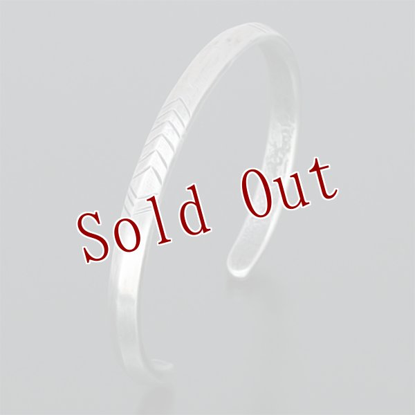 画像2: クリーク族 Jesse Robbins トライアングル コインシルバー スタンプ ナロー バングル (2)