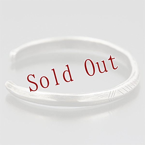 画像2: クリーク族 Jesse Robbins トライアングル コインシルバー スタンプ ナロー バングル (2)